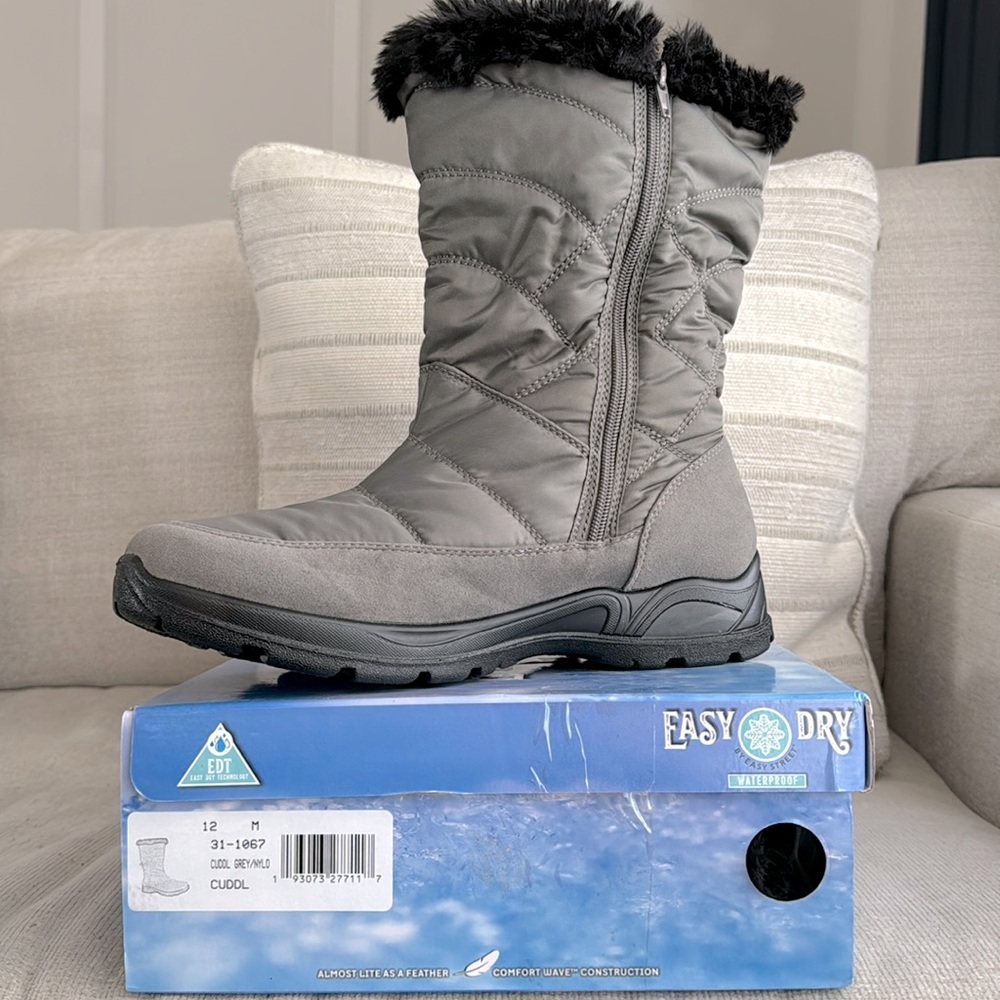 Easy Dry CUDDL model size 12M Women winter Boots